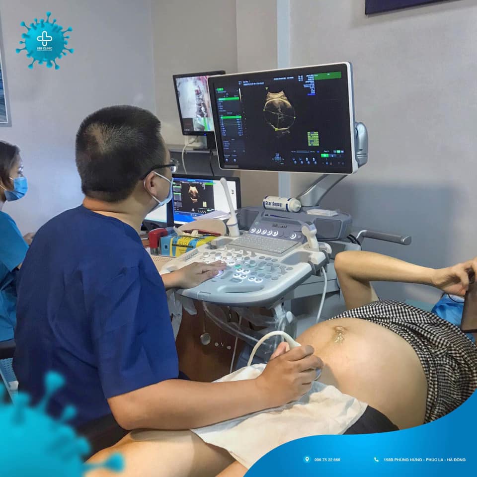 Bs.Nguyễn Dương Diệp thực hiện siêu âm theo dõi cân nặng và sự phát triển của thai