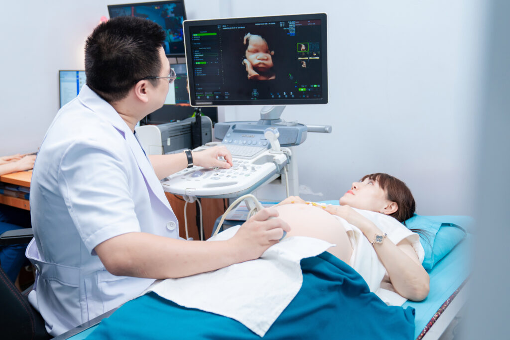 Khách hàng tới phòng khám 88B được bác sĩ Diệp trực tiếp thăm khám và tư vấn