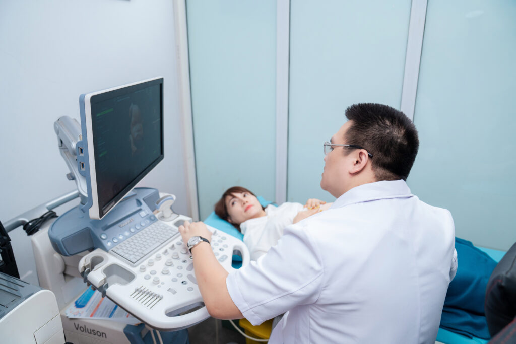 Tại phòng khám 88B, siêu âm canh trứng được thực hiện bởi bác sĩ Diệp