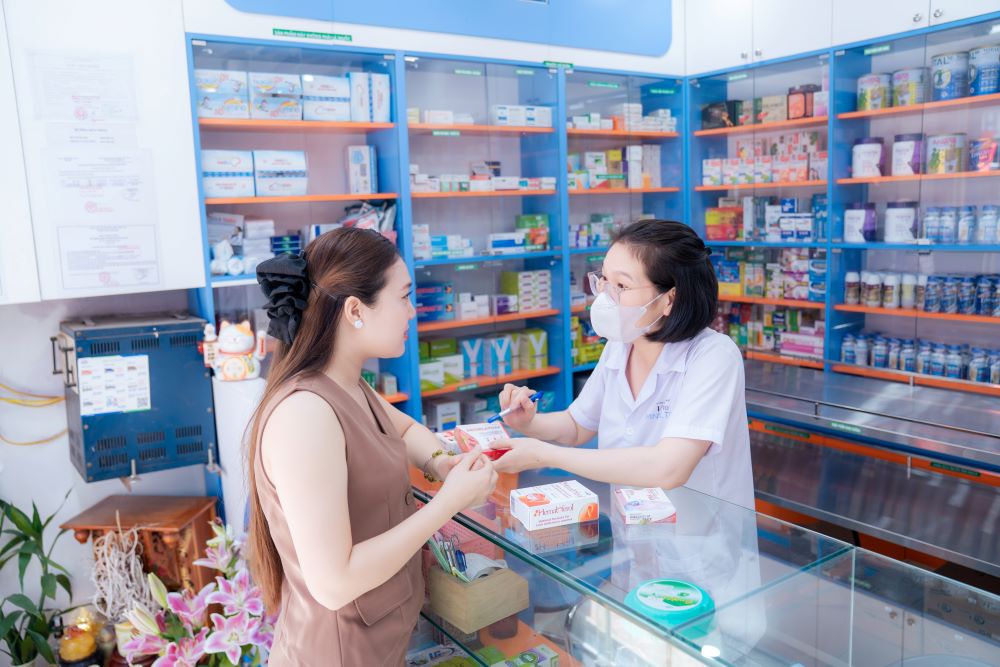 Mẹ bầu dùng thuốc theo chỉ định của bác sĩ sản phụ khoa