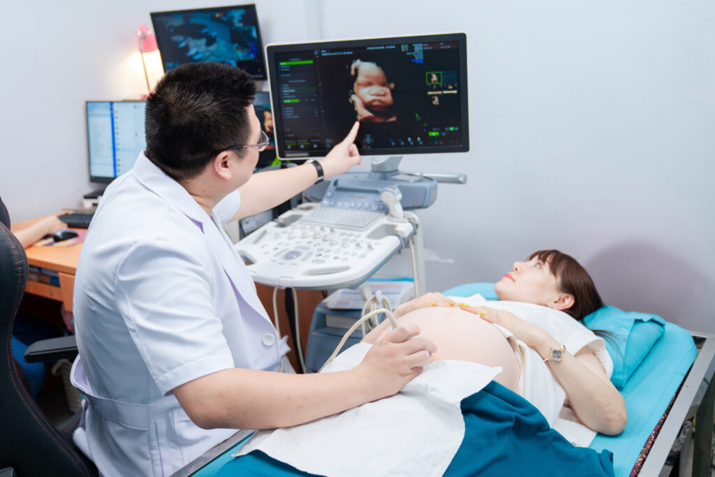 Khám thai định kỳ và thực hiện xét nghiệm thường quy dự phòng tiền sản giật