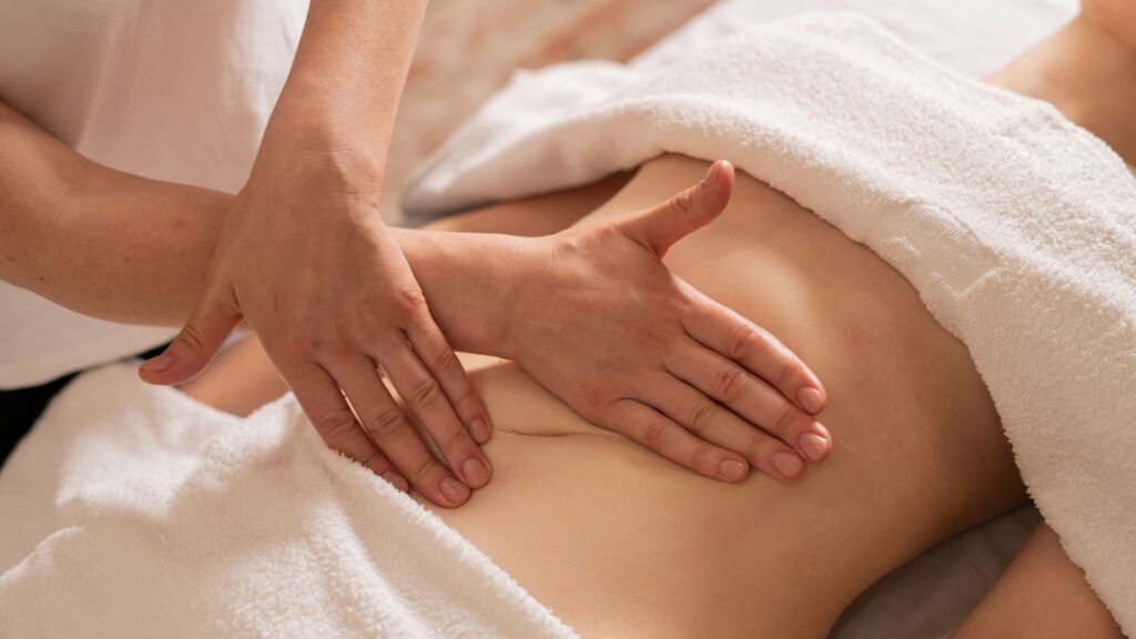 Mẹ được hỗ trợ massage nhẹ nhàng giúp đẩy sản dịch, giảm đau mỏi, thư giãn cơ thể
